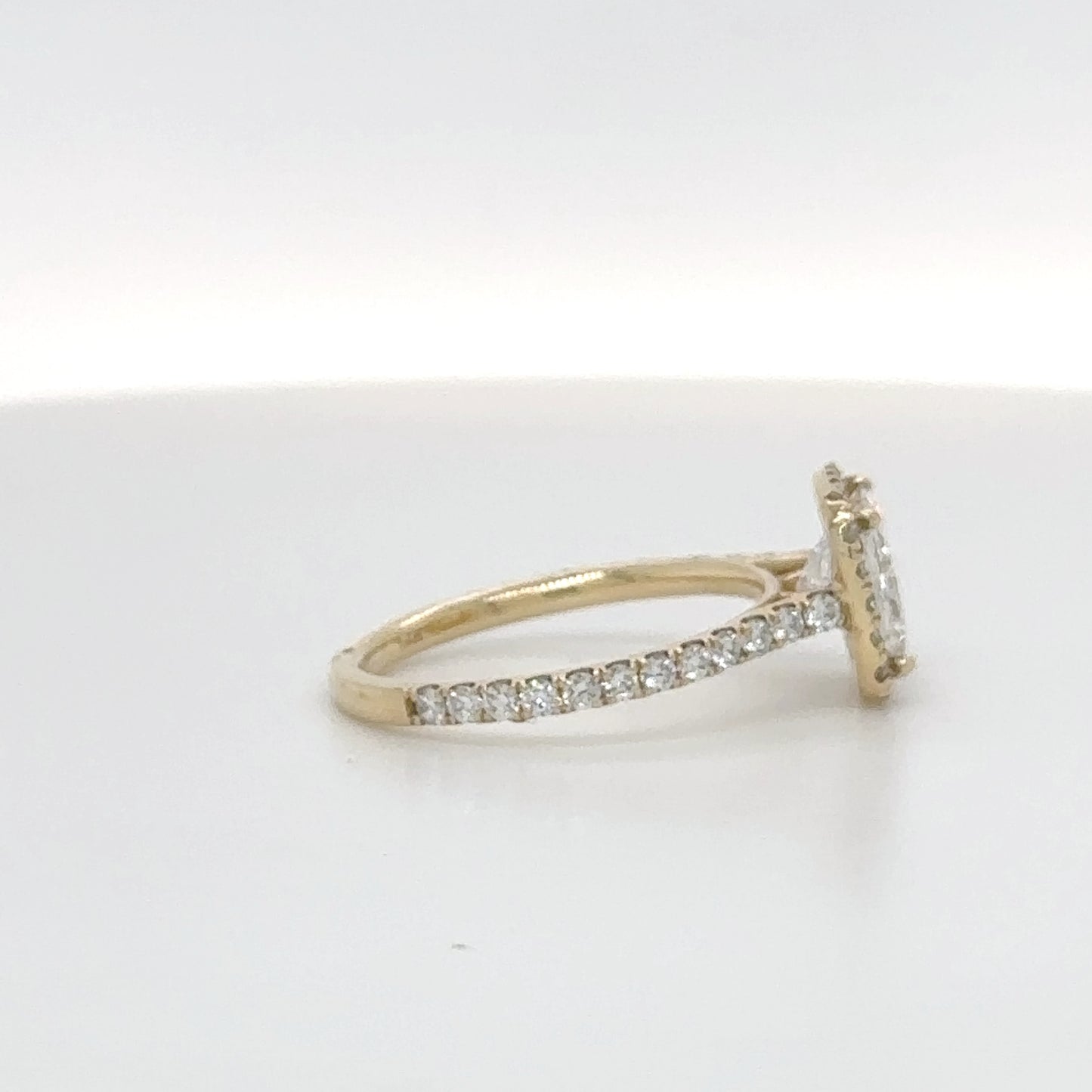 1.50 Carat Pear-Shaped E/VS1 GIA-Certified Diamond Ring